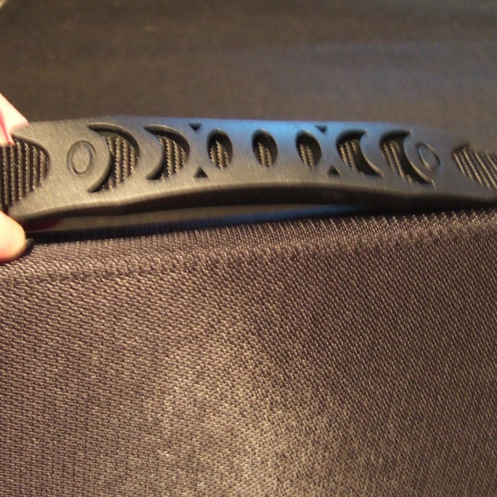 OTTERBOX LAPTOP CASE - Picture 3 of 6
